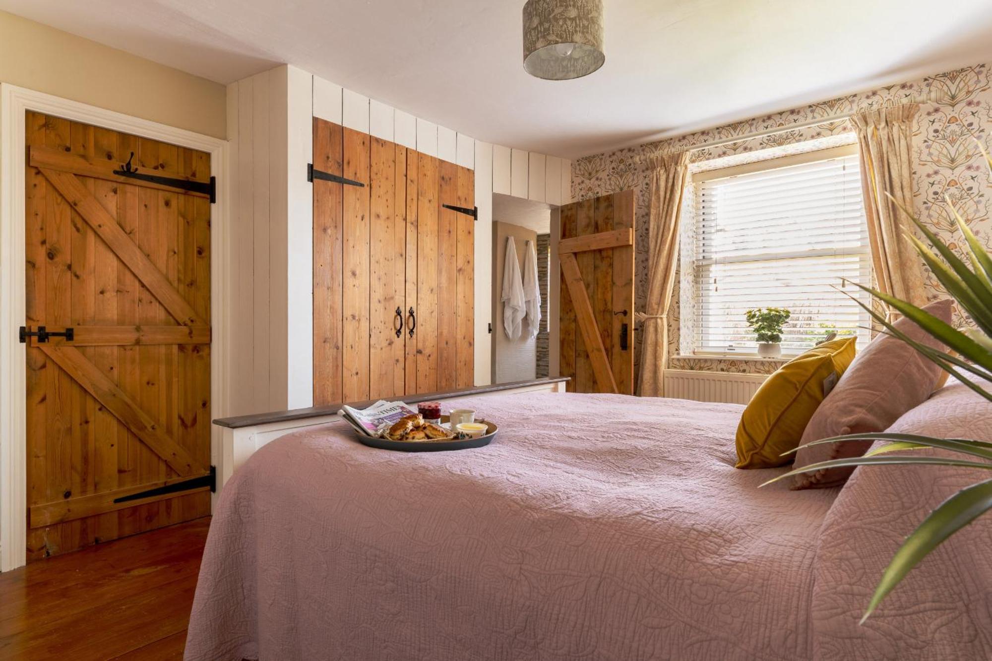 The - Characterful, Coastal Family With New Hot Tub Holiday home